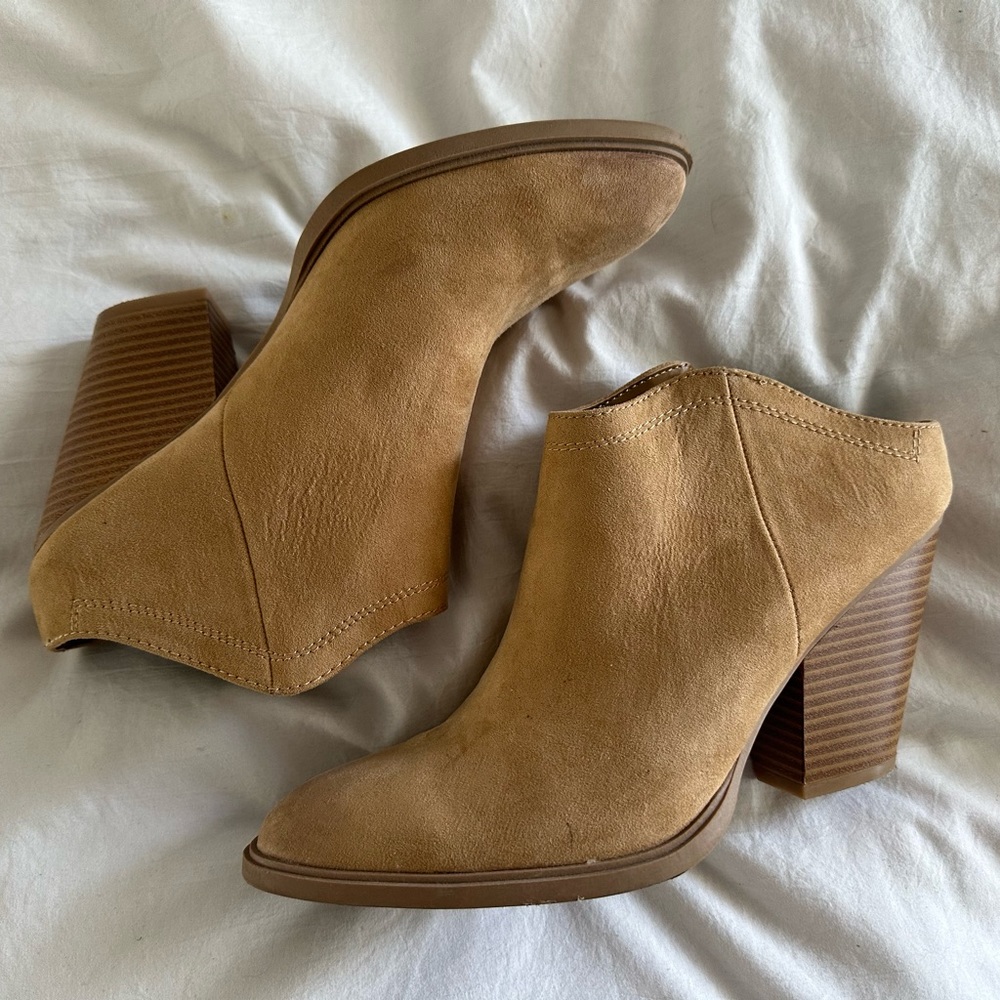 DV tan Suede Booties